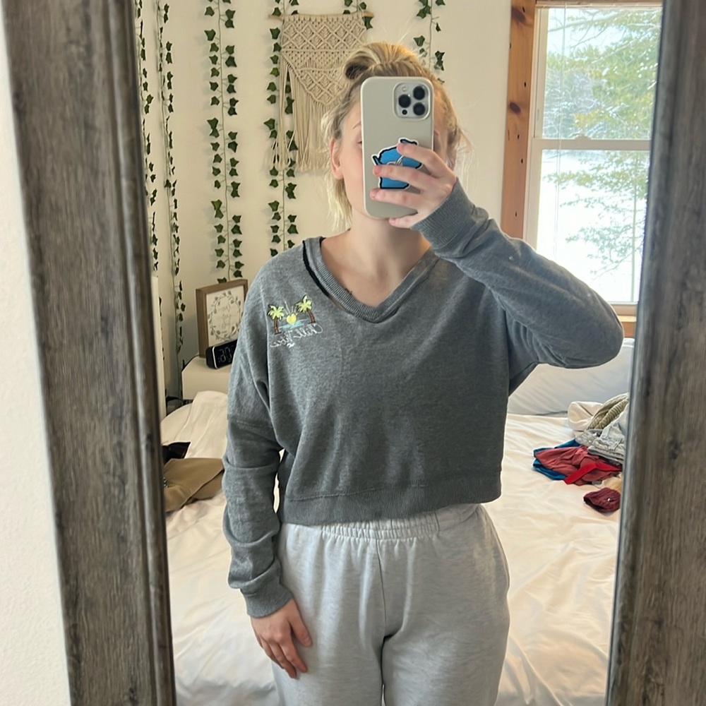 Very cute “Chill Vibes” Cropped Sweater from Hollister, Size S